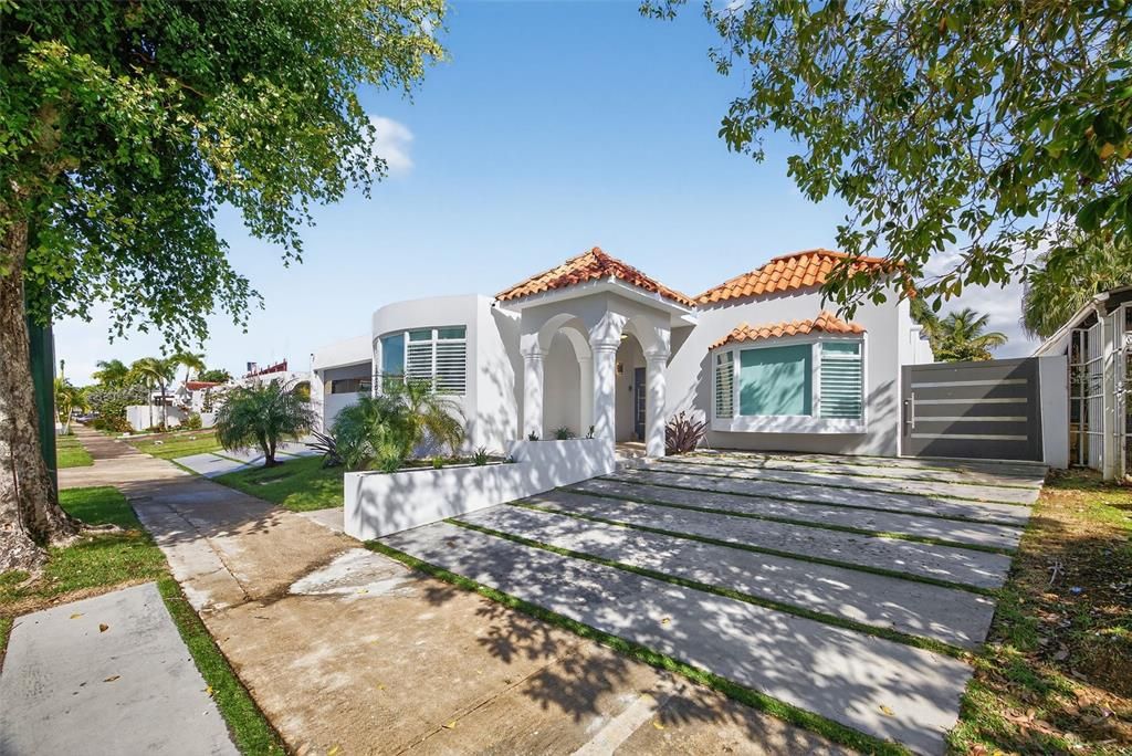 Active With Contract: $985,000 (4 beds, 4 baths, 1900 Square Feet)