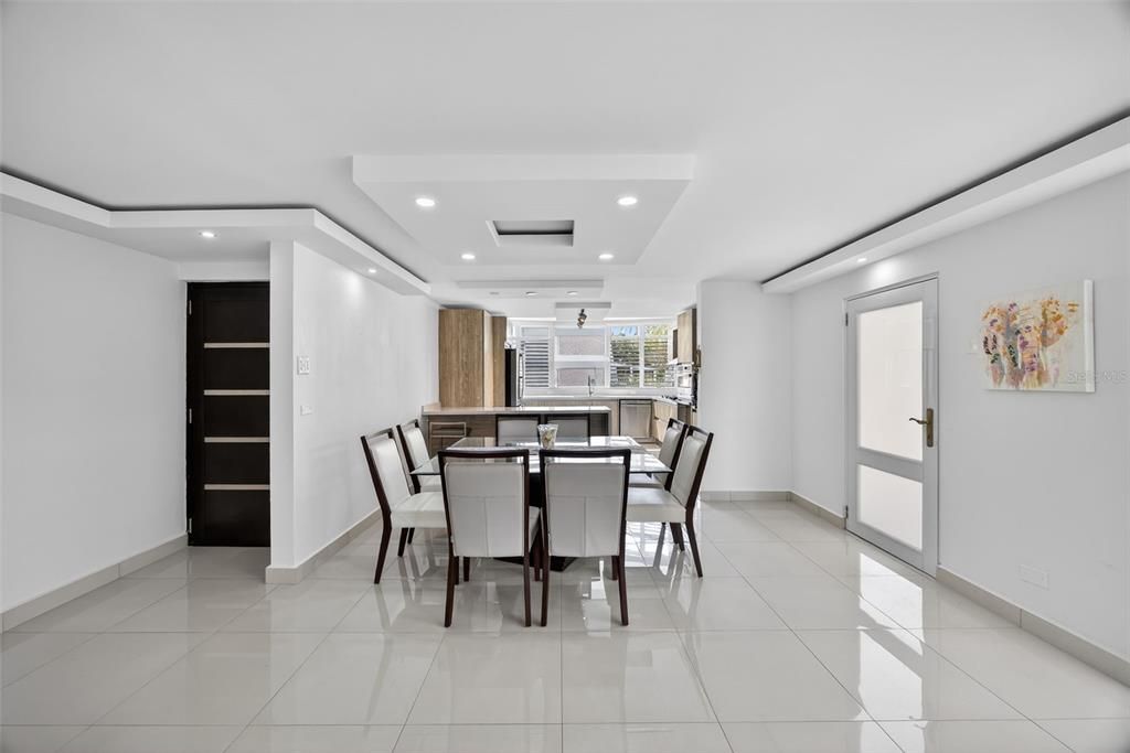 Active With Contract: $985,000 (4 beds, 4 baths, 1900 Square Feet)