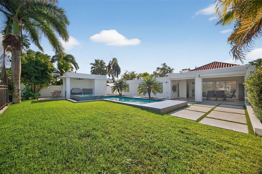 Active With Contract: $985,000 (4 beds, 4 baths, 1900 Square Feet)