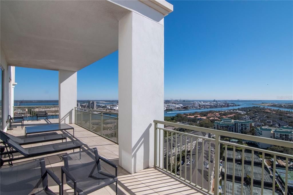 Active With Contract: $4,250,000 (4 beds, 4 baths, 4369 Square Feet)