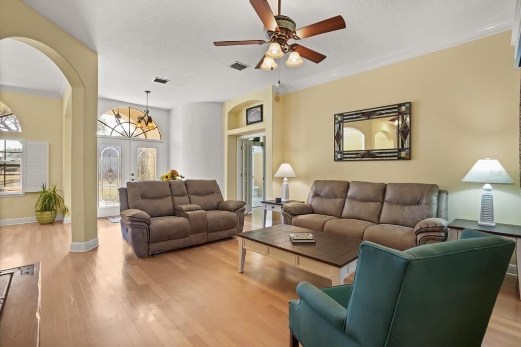 Activo con contrato: $579,900 (4 camas, 3 baños, 2575 Pies cuadrados)