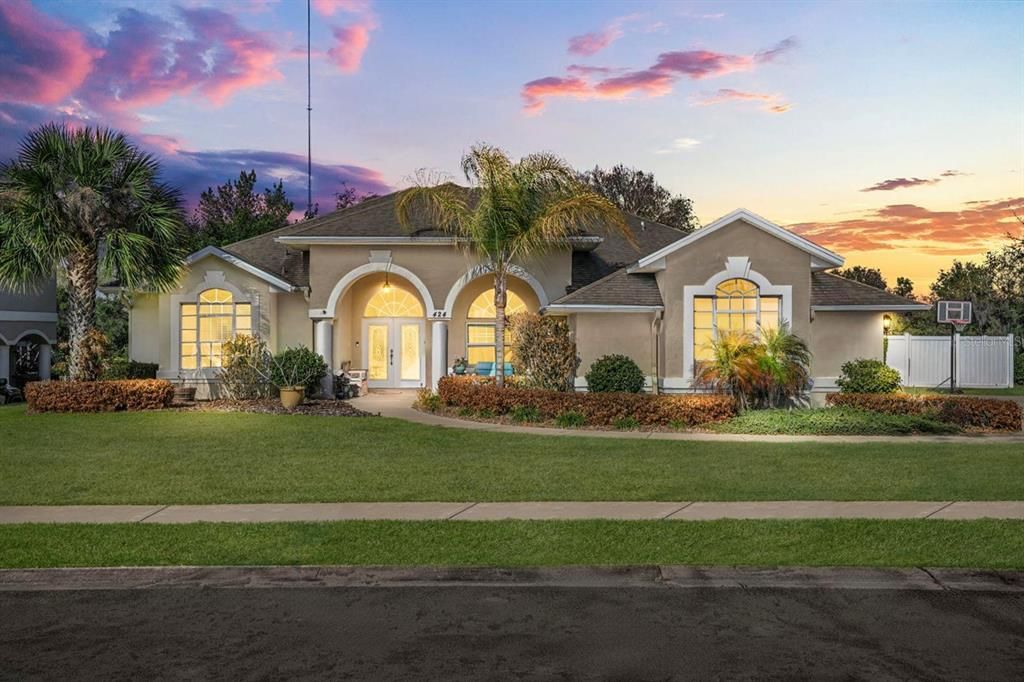 Activo con contrato: $579,900 (4 camas, 3 baños, 2575 Pies cuadrados)