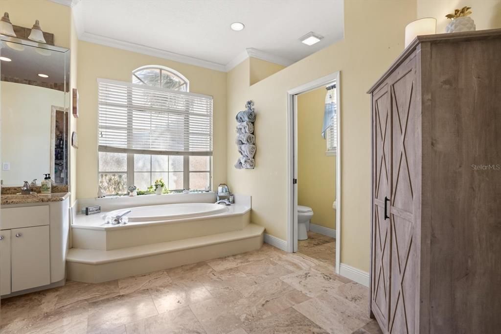Activo con contrato: $579,900 (4 camas, 3 baños, 2575 Pies cuadrados)