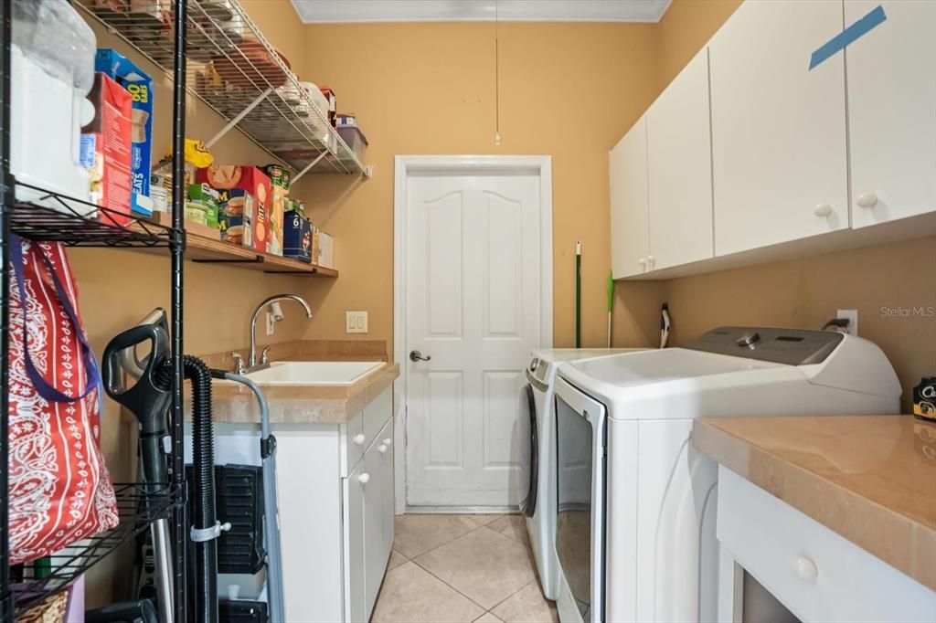 Activo con contrato: $579,900 (4 camas, 3 baños, 2575 Pies cuadrados)