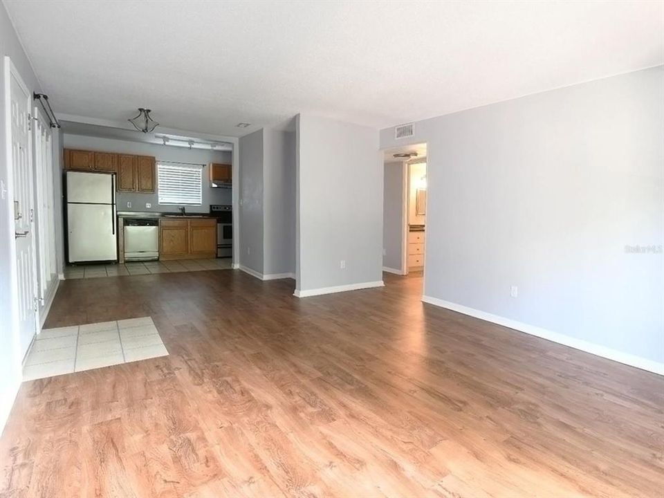 Под контрактом: $149,000 (2 спален, 2 ванн, 900 Квадратных фут)