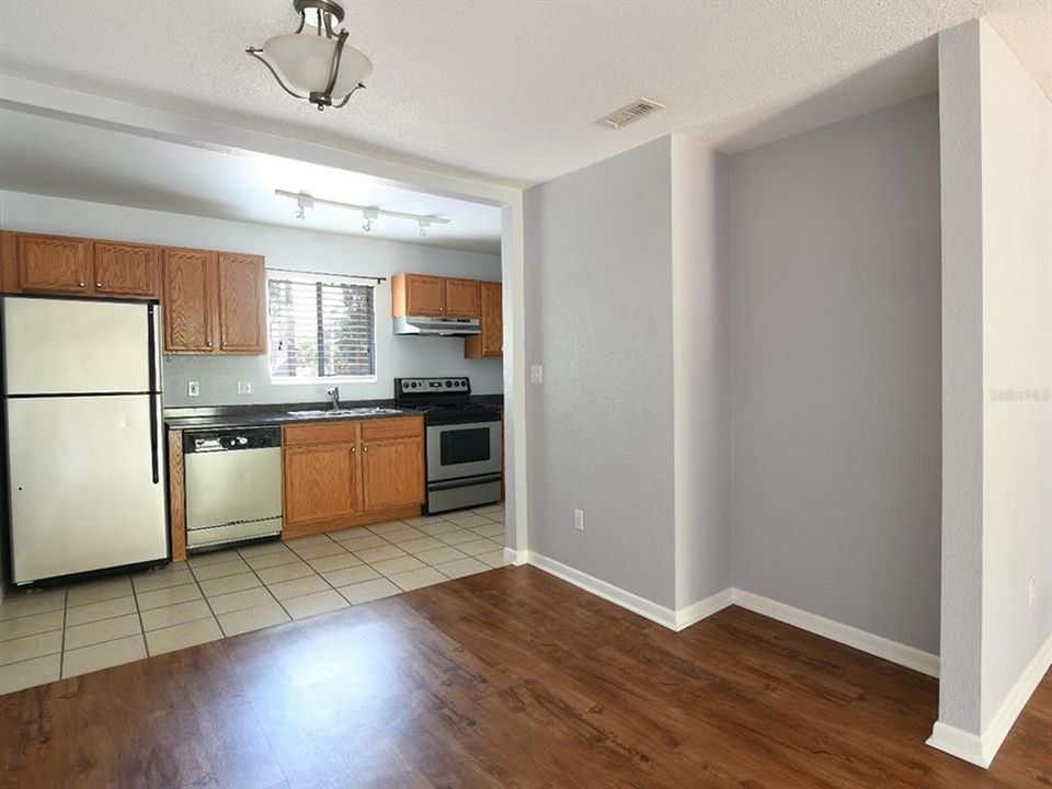 Под контрактом: $149,000 (2 спален, 2 ванн, 900 Квадратных фут)