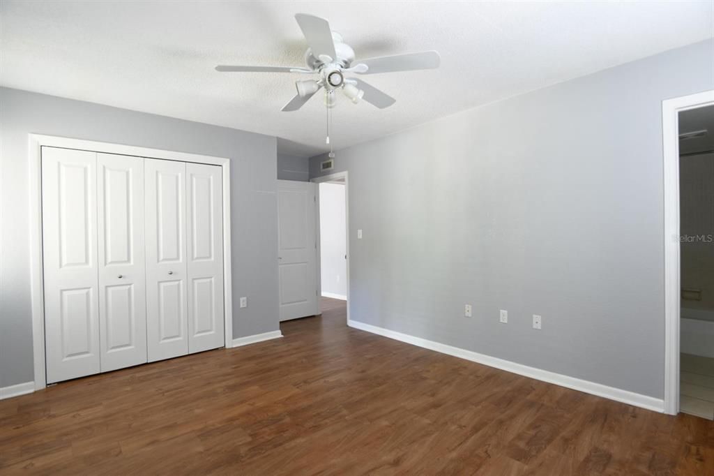 Под контрактом: $149,000 (2 спален, 2 ванн, 900 Квадратных фут)