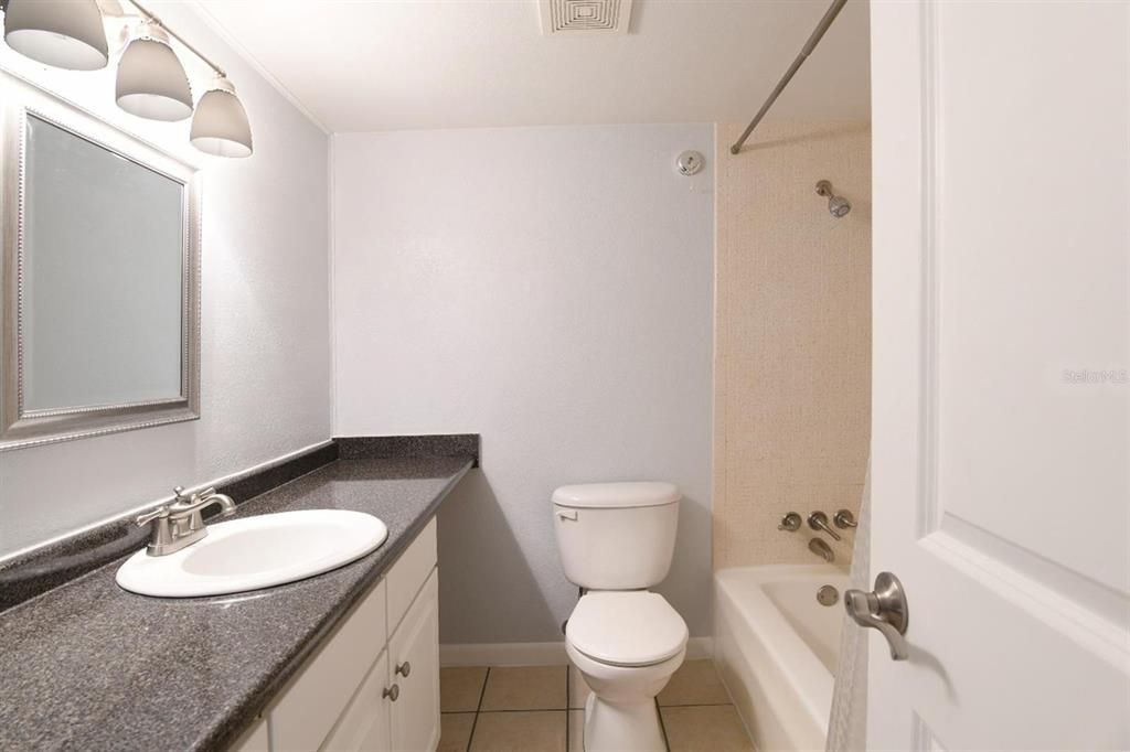 Под контрактом: $149,000 (2 спален, 2 ванн, 900 Квадратных фут)