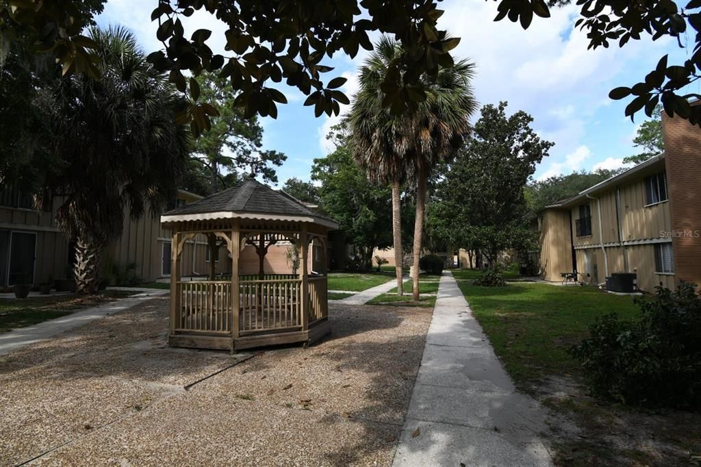 Под контрактом: $149,000 (2 спален, 2 ванн, 900 Квадратных фут)