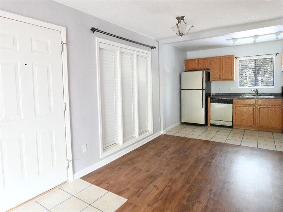 Под контрактом: $149,000 (2 спален, 2 ванн, 900 Квадратных фут)