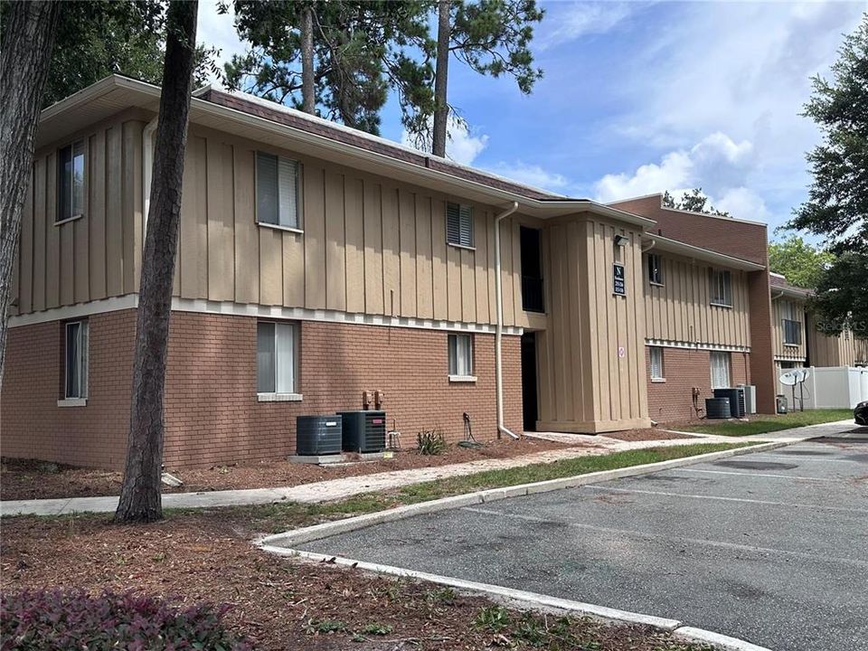 Под контрактом: $149,000 (2 спален, 2 ванн, 900 Квадратных фут)