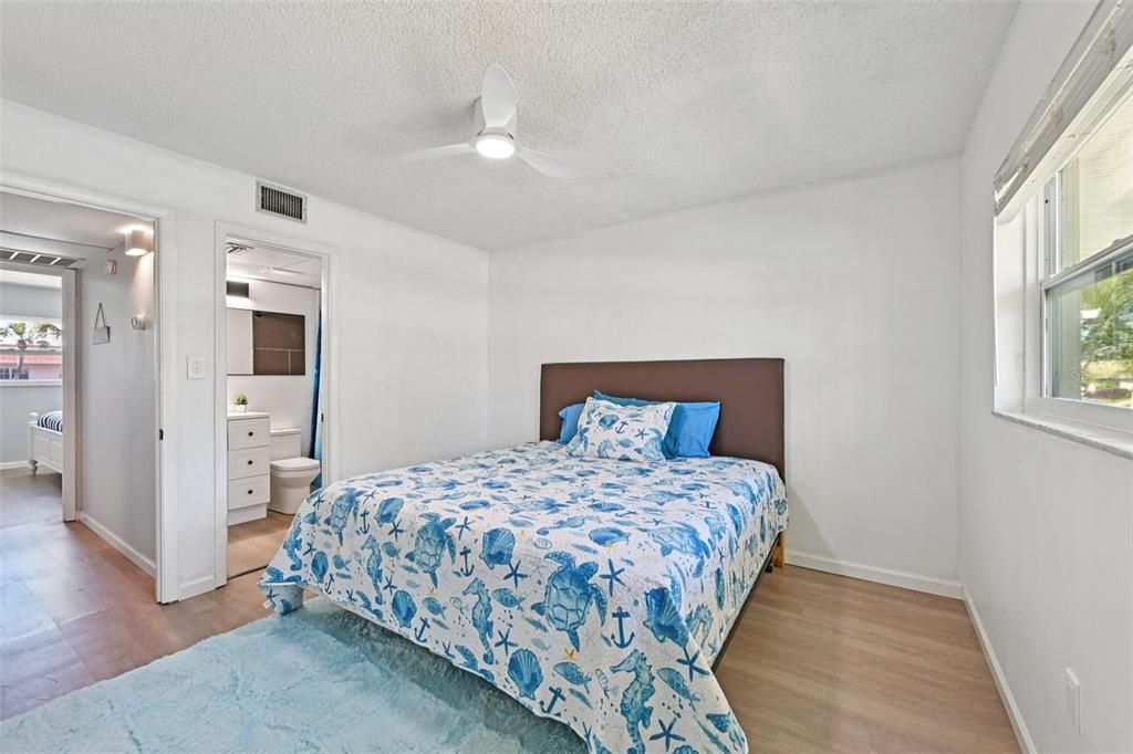 На продажу: $145,000 (2 спален, 1 ванн, 925 Квадратных фут)