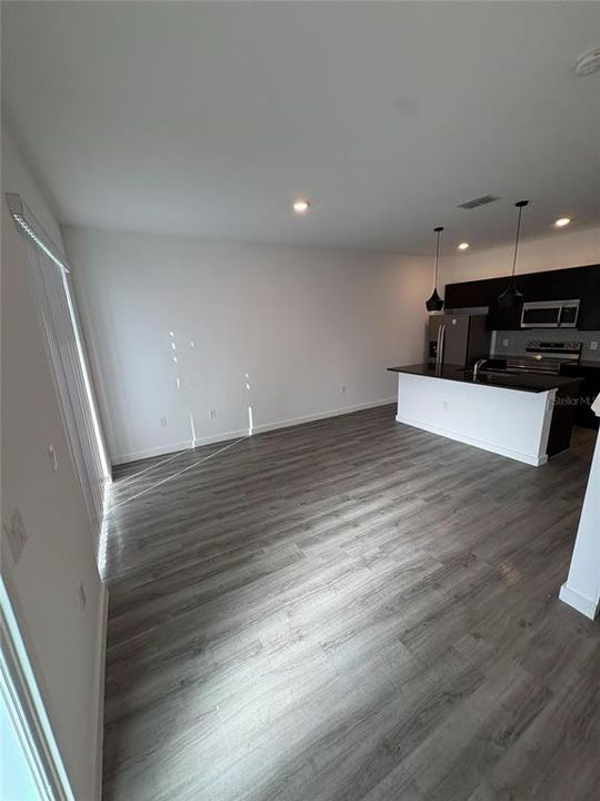 Activo con contrato: $1,999 (3 camas, 2 baños, 1361 Pies cuadrados)