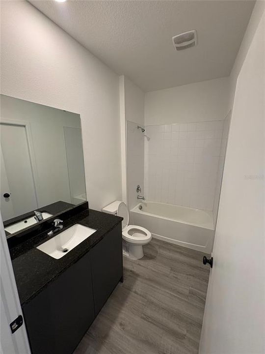 Activo con contrato: $1,999 (3 camas, 2 baños, 1361 Pies cuadrados)