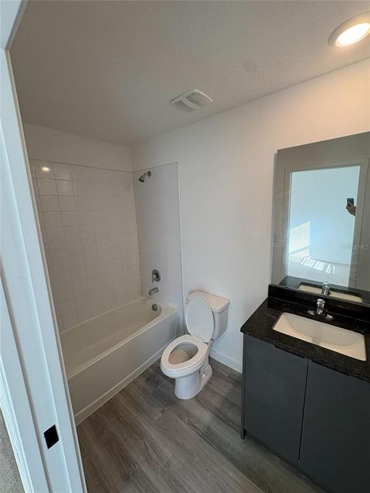 Activo con contrato: $1,999 (3 camas, 2 baños, 1361 Pies cuadrados)