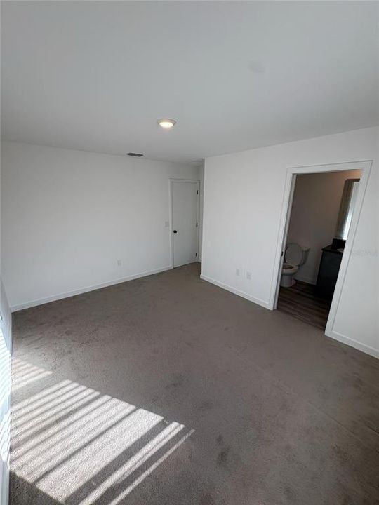 Activo con contrato: $1,999 (3 camas, 2 baños, 1361 Pies cuadrados)