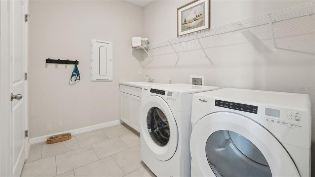 Activo con contrato: $594,990 (4 camas, 3 baños, 2794 Pies cuadrados)