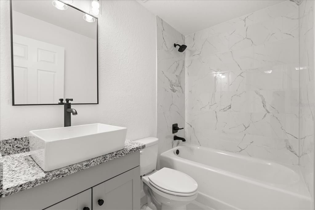 Activo con contrato: $240,000 (3 camas, 2 baños, 1173 Pies cuadrados)