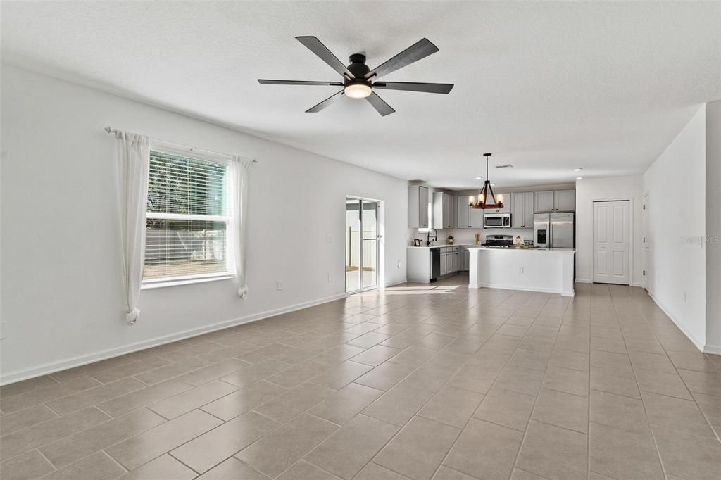 Activo con contrato: $379,990 (4 camas, 2 baños, 2600 Pies cuadrados)