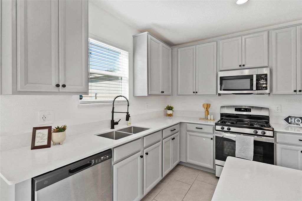 Activo con contrato: $379,990 (4 camas, 2 baños, 2600 Pies cuadrados)