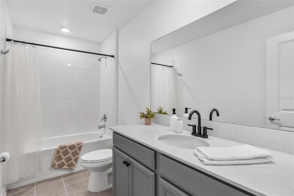 Activo con contrato: $379,990 (4 camas, 2 baños, 2600 Pies cuadrados)