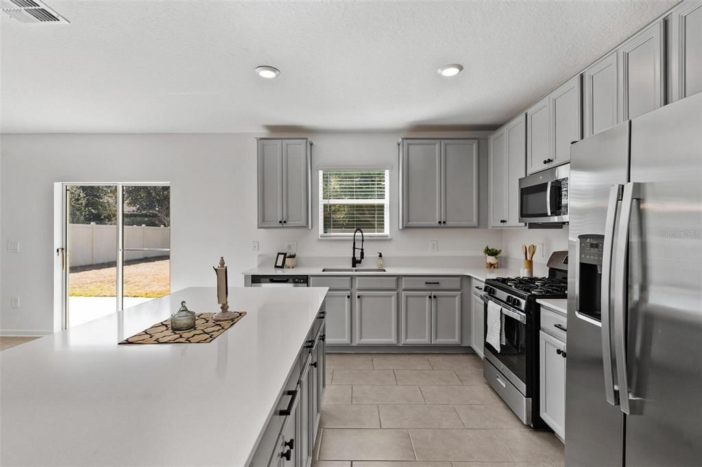 Activo con contrato: $379,990 (4 camas, 2 baños, 2600 Pies cuadrados)