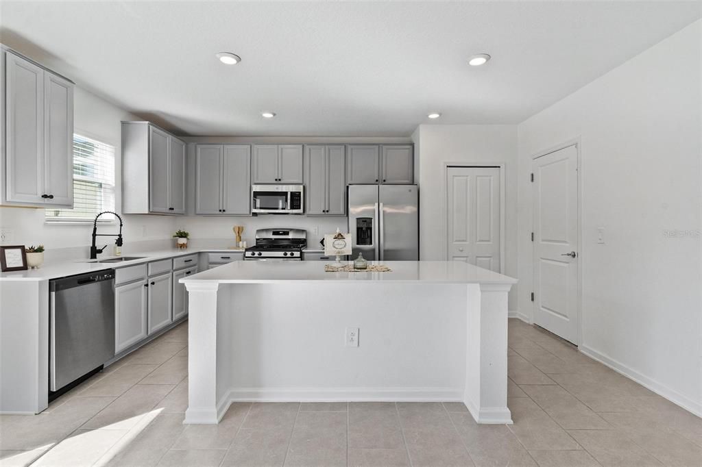 Activo con contrato: $379,990 (4 camas, 2 baños, 2600 Pies cuadrados)