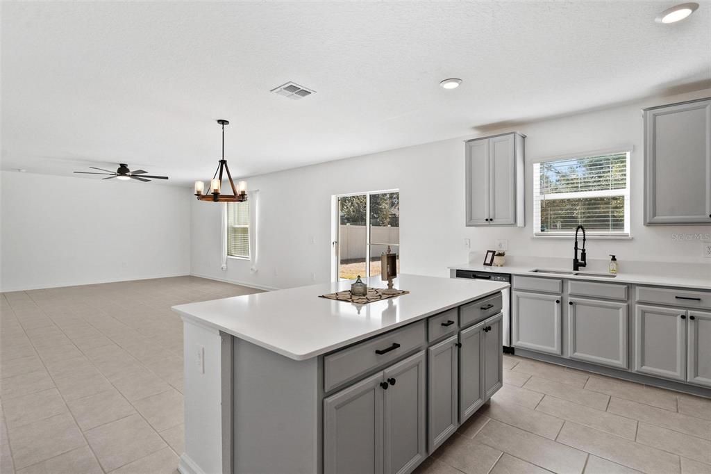 Activo con contrato: $379,990 (4 camas, 2 baños, 2600 Pies cuadrados)