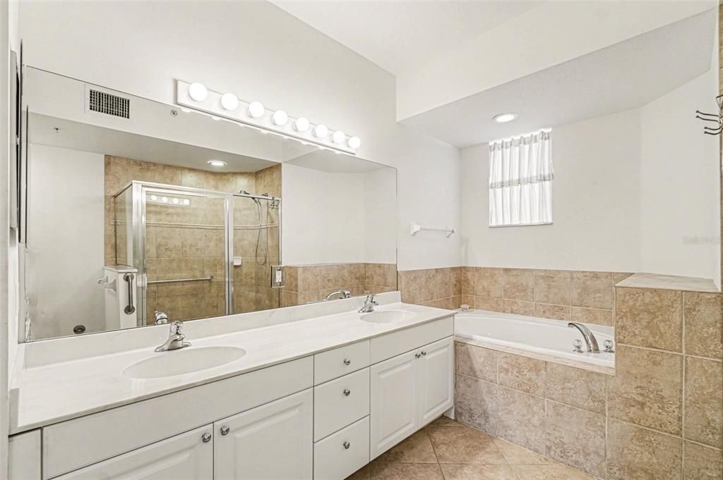 Activo con contrato: $220,000 (2 camas, 2 baños, 1626 Pies cuadrados)