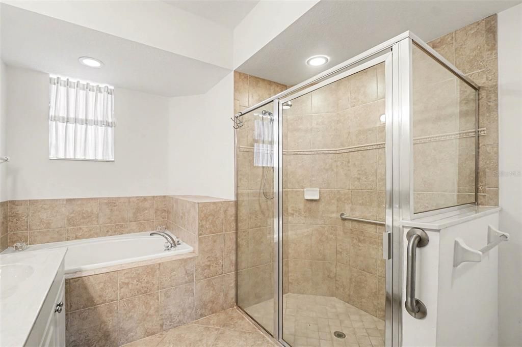 Activo con contrato: $220,000 (2 camas, 2 baños, 1626 Pies cuadrados)