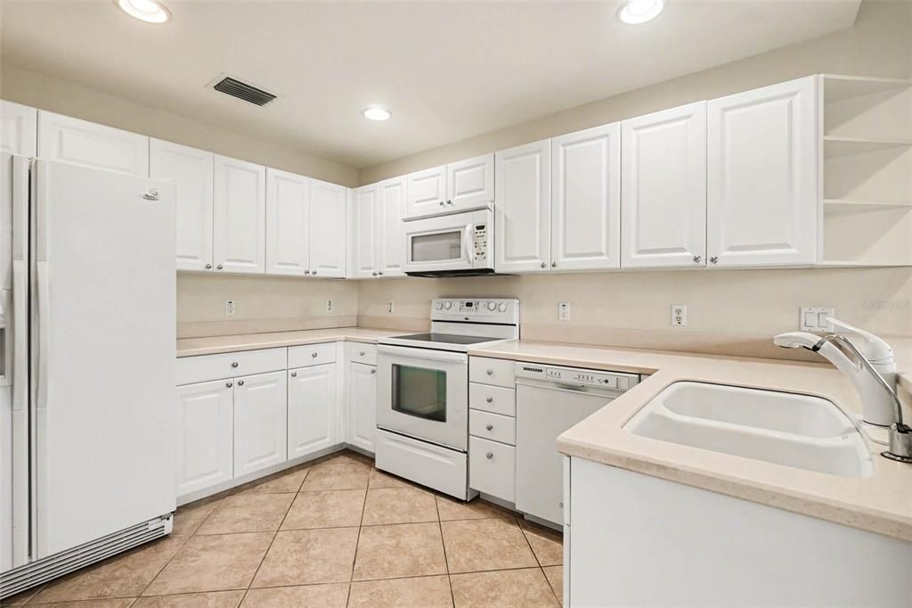 Activo con contrato: $220,000 (2 camas, 2 baños, 1626 Pies cuadrados)