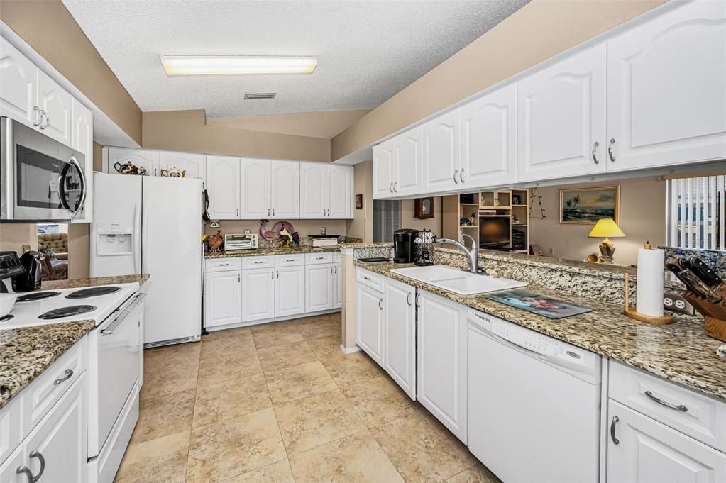 Active With Contract: $299,900 (2 beds, 2 baths, 1820 Square Feet)