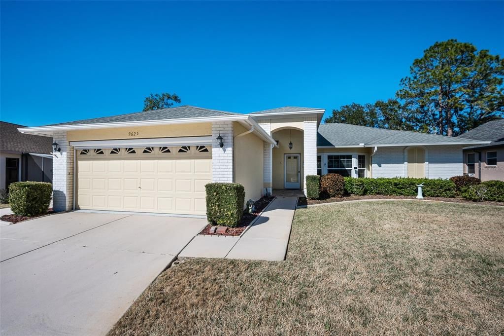 Active With Contract: $299,900 (2 beds, 2 baths, 1820 Square Feet)