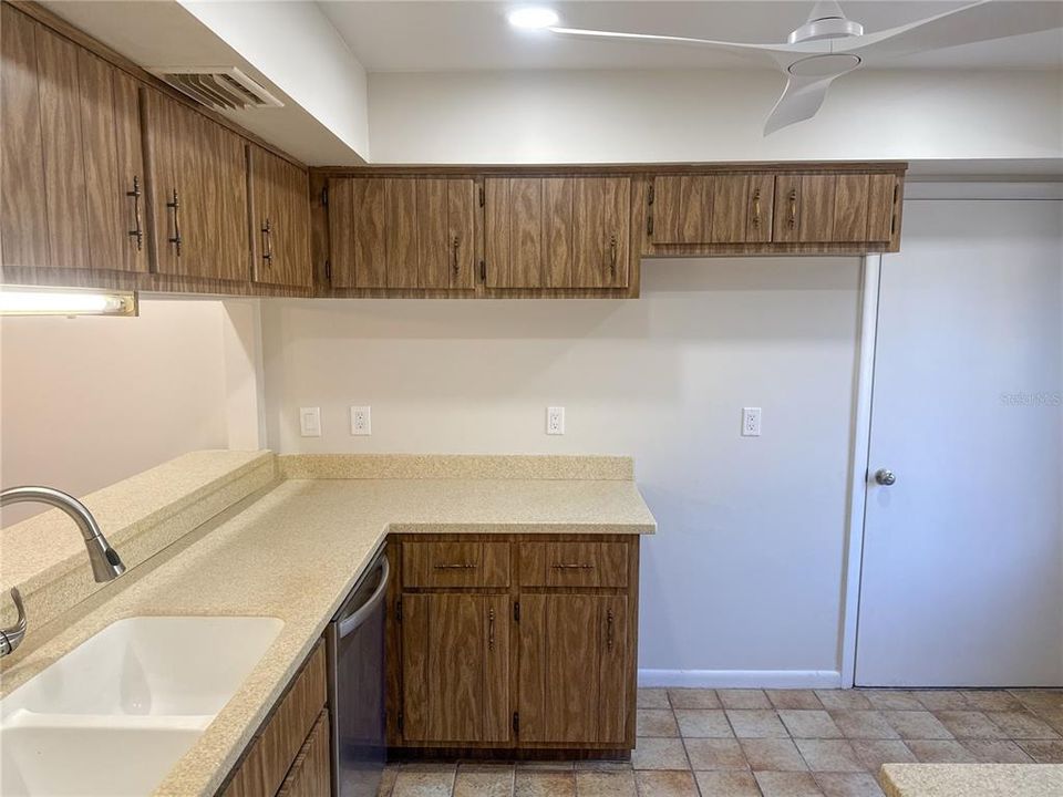 For Sale: $179,900 (2 beds, 1 baths, 1222 Square Feet)