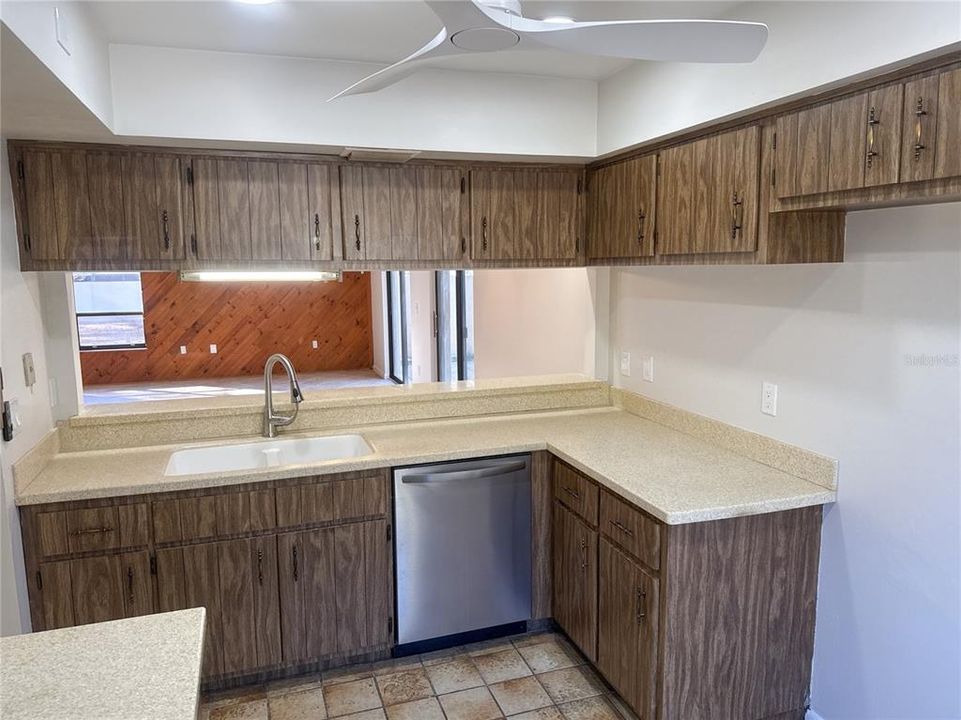 For Sale: $179,900 (2 beds, 1 baths, 1222 Square Feet)