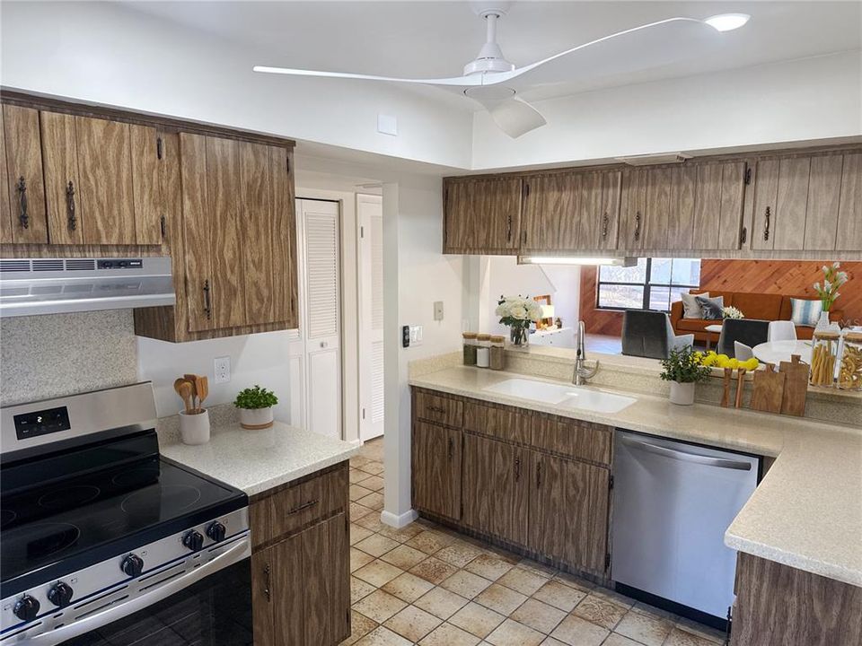For Sale: $179,900 (2 beds, 1 baths, 1222 Square Feet)