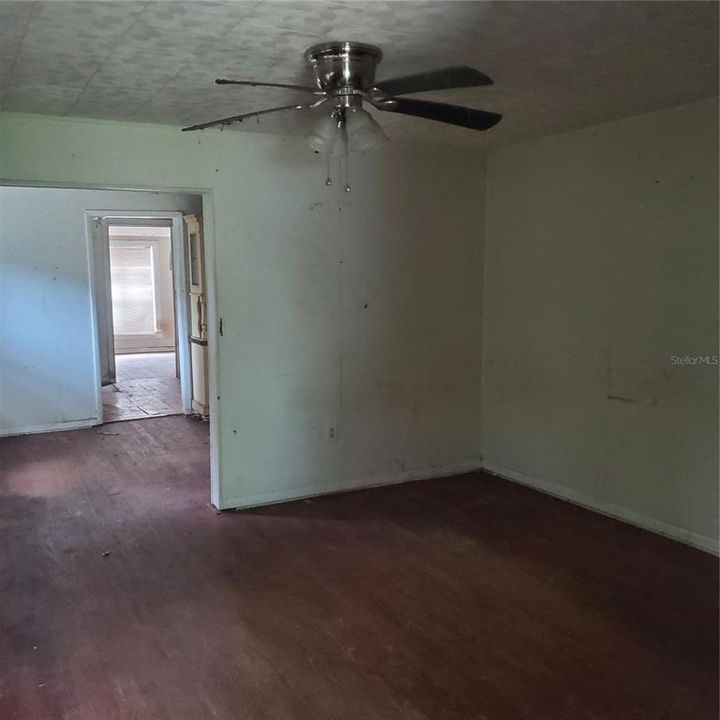 For Sale: $189,000 (3 beds, 1 baths, 1128 Square Feet)