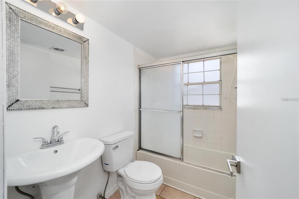 На продажу: $100,000 (2 спален, 2 ванн, 885 Квадратных фут)