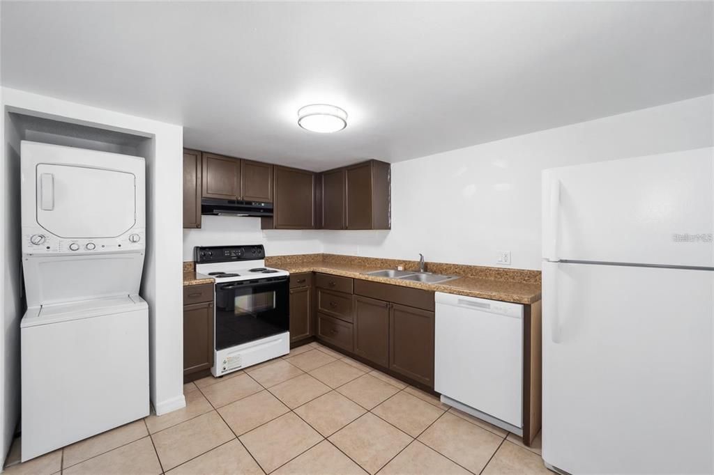 На продажу: $100,000 (2 спален, 2 ванн, 885 Квадратных фут)