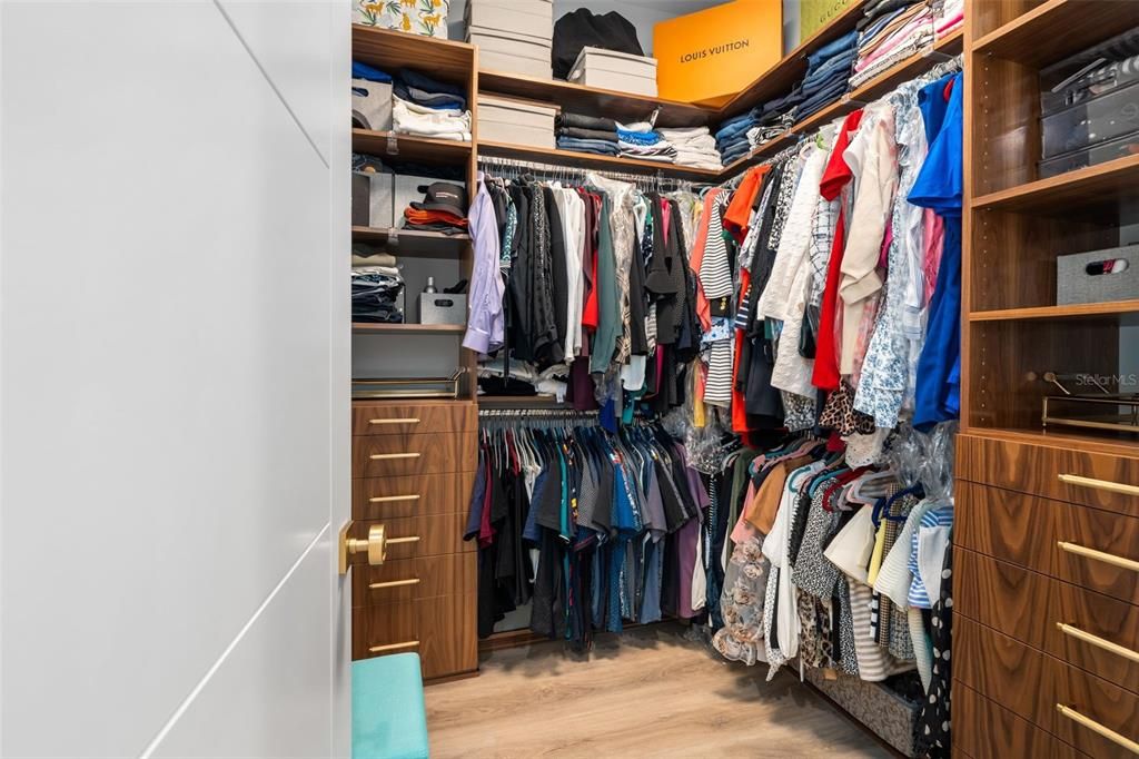 Activo con contrato: $999,950 (4 camas, 3 baños, 2962 Pies cuadrados)