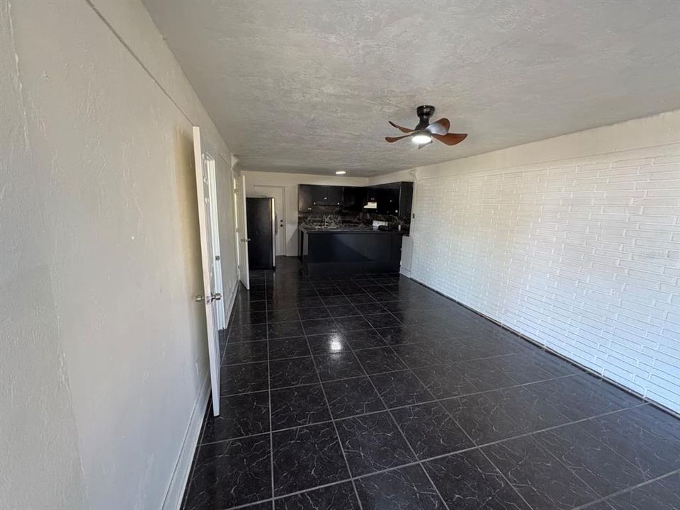 出租: $1,325 (2 贝兹, 1 浴室, 889 平方英尺)