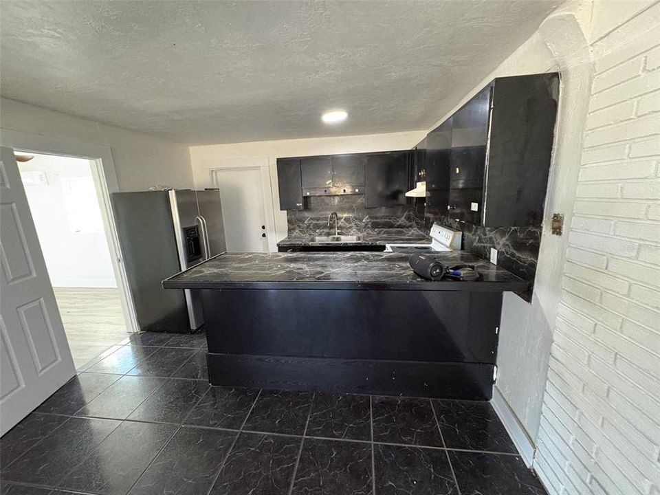 出租: $1,325 (2 贝兹, 1 浴室, 889 平方英尺)