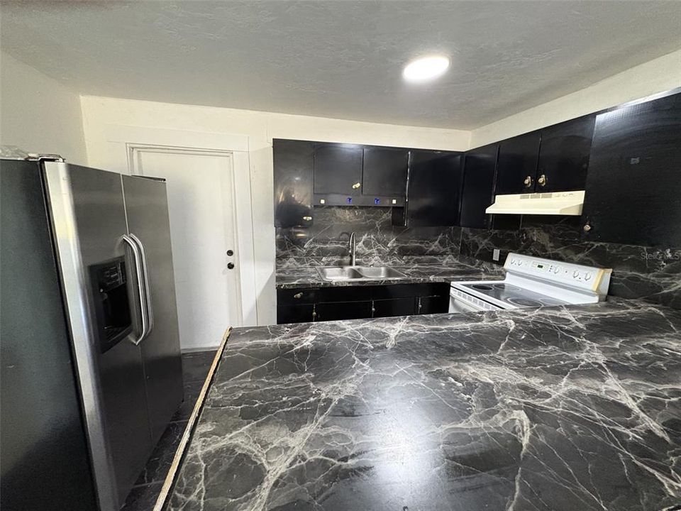 出租: $1,325 (2 贝兹, 1 浴室, 889 平方英尺)