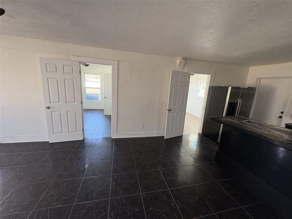 出租: $1,325 (2 贝兹, 1 浴室, 889 平方英尺)