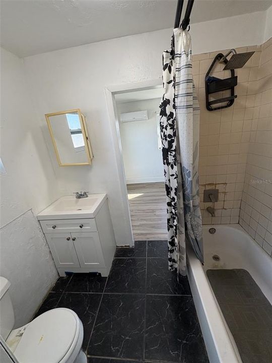 出租: $1,325 (2 贝兹, 1 浴室, 889 平方英尺)