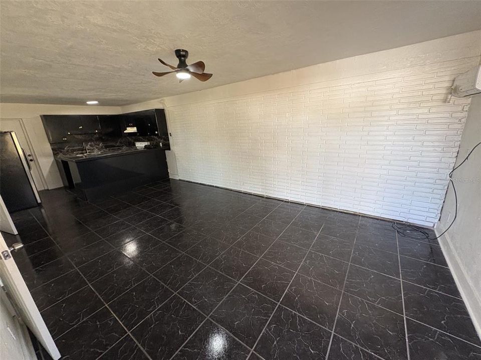 出租: $1,325 (2 贝兹, 1 浴室, 889 平方英尺)