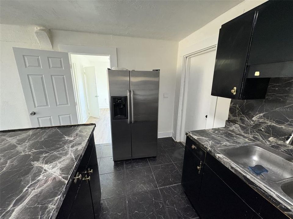 出租: $1,325 (2 贝兹, 1 浴室, 889 平方英尺)