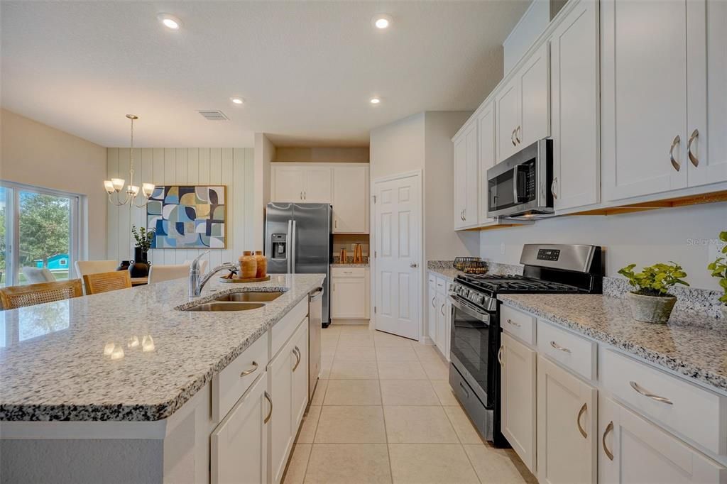 Activo con contrato: $410,000 (4 camas, 2 baños, 1839 Pies cuadrados)