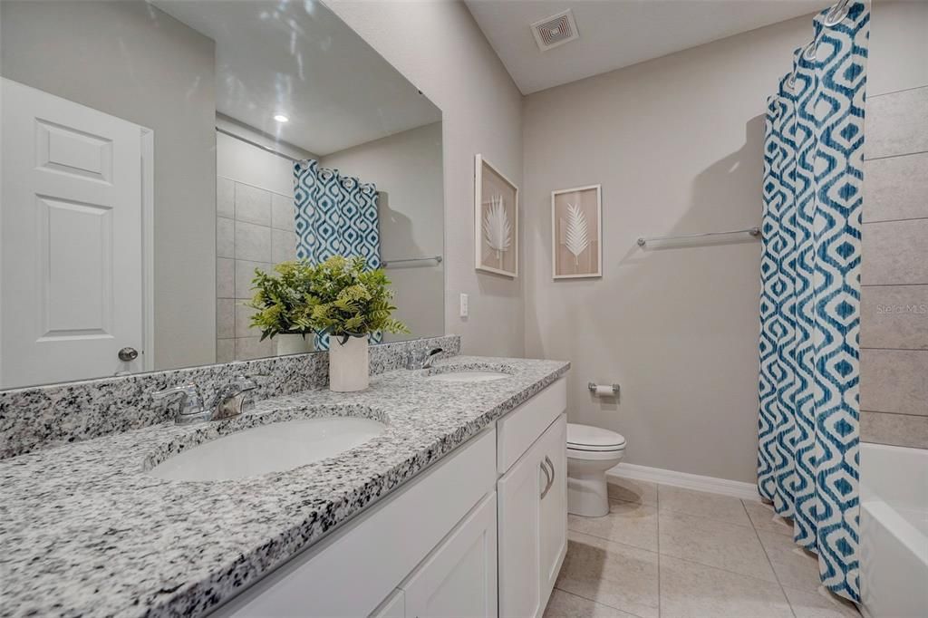 Activo con contrato: $410,000 (4 camas, 2 baños, 1839 Pies cuadrados)