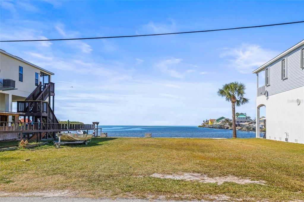 На продажу: $500,000 (0.14 acres)
